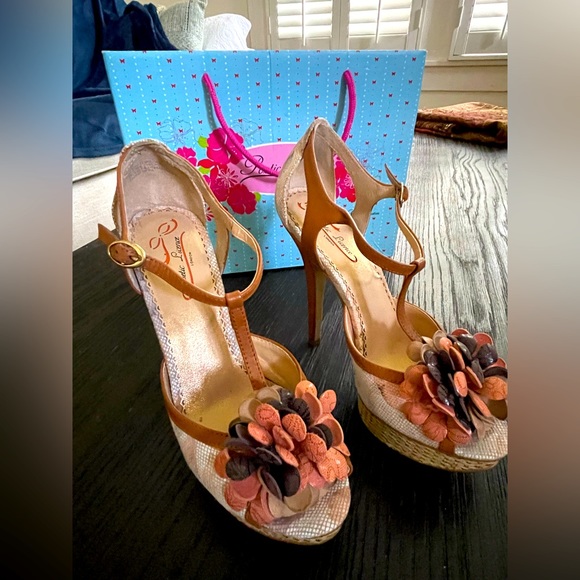 Poetic License “A Fling Thing” Flirty, Flowery heels! - Picture 8 of 12